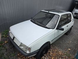 Peugeot 205 Weiss Automat Zustand defekt