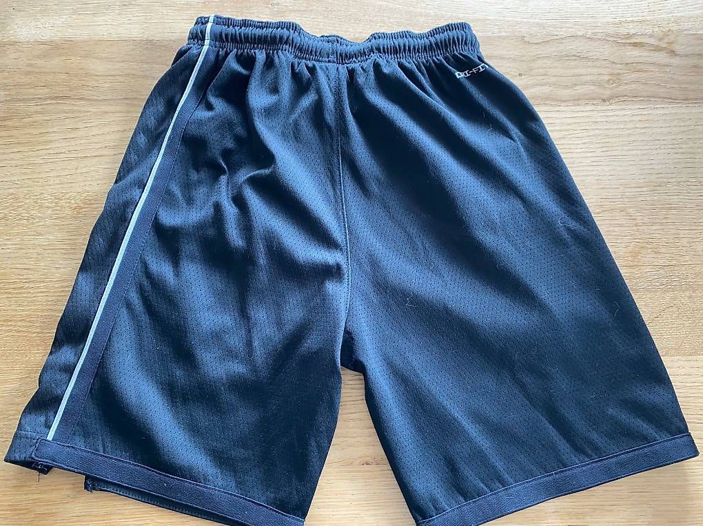 Pantaloni: Short Jordan taille 10-12 ans – Usato da St-Oyens venduto da rut_d5jj 1
