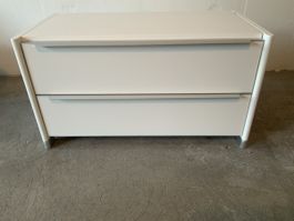Zwei Kommoden Vifian weiss mit 2 Schubladen H:38 B: 69 T: 36