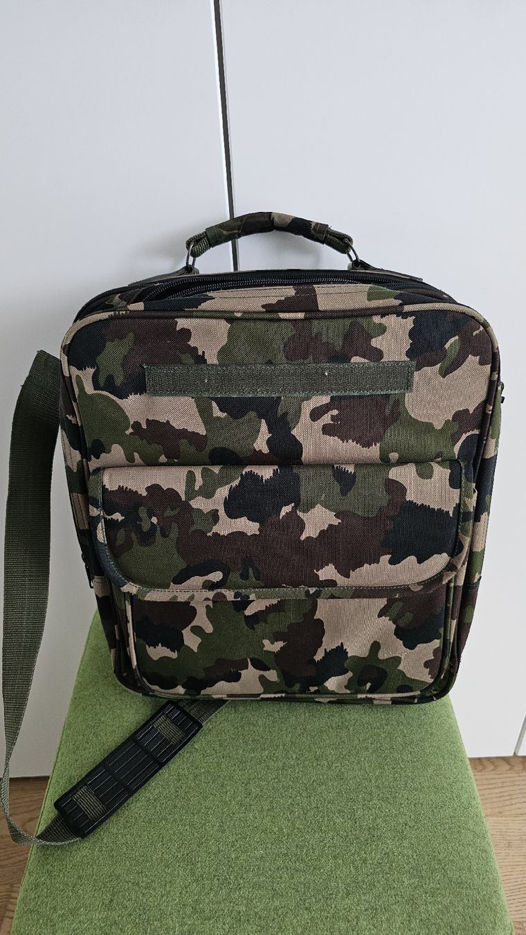 Schweizer Armee Zaini: Schweizer Armee Tasche mit integrierten Rucksacktragriemen. – Usato da Dübendorf venduto da hirschi2407 3