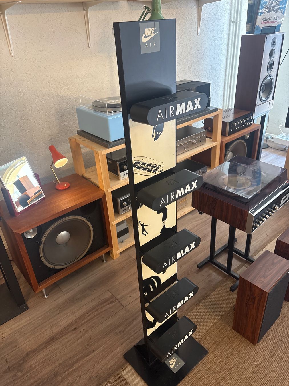 Scaffali: Présentoir air Max 93 – Usato da Onnens VD venduto da Vintage-Hifi-Store 2