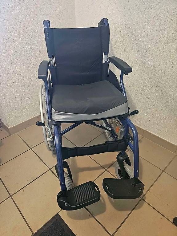Sedie a rotelle: Leichtgewichtrollstuhl Bison 2 Blue – Usato da Grellingen venduto da Mieschka 1