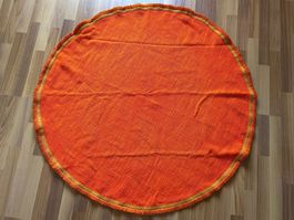 Oranger Vintage Tischdecke, rund, Durchmesser 116 cm.