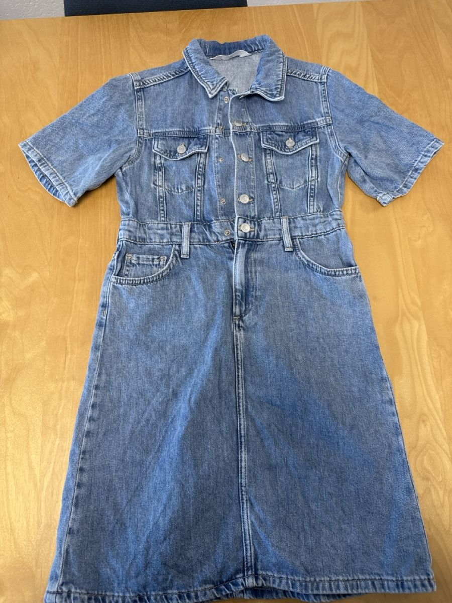 H&M Kleiderpakete & -sets: Jeanskleid und Jeansrock 134 – Gebraucht aus Schmerikon von BiancaM03 1