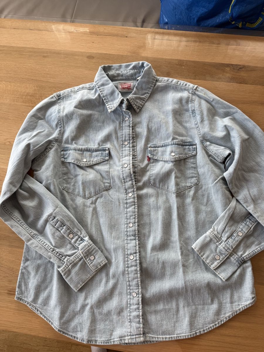 Levi's Camicette: Levi's Jeanshemd Gr. M, hellblau, ideales Sommerhemd – Nuovo (secondo la descrizione) da La Punt Chamues-ch venduto da EliC_8.8.