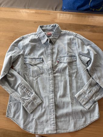 Levi's Jeanshemd Gr. M, hellblau, ideales Sommerhemd