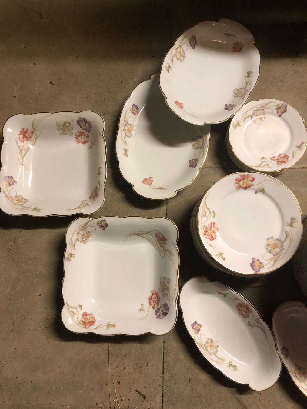Geschirrsets: 34-teiliges wunderschönes Blumenservice – Gebraucht aus Röschenz von Tashroal 2