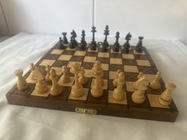 Schachspiel Holz gefaltet mit Figuren und Kasten