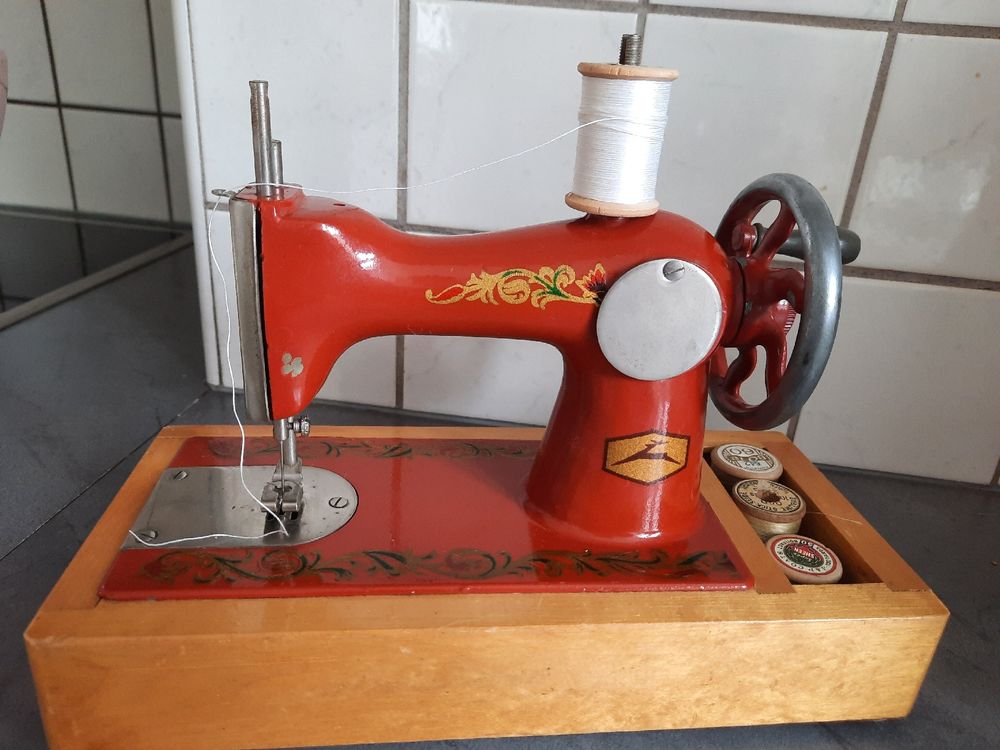 ANCIENNE PETITE MACHINE A Coudre Enfant Jouet En Fer 19Eme EUR 40,00
