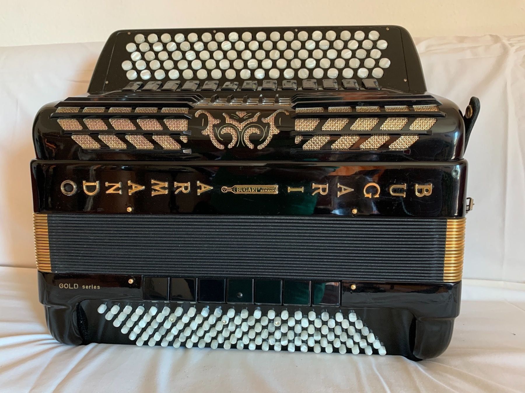 Strumenti musicali: Akkordeon Bugari Armando Gold Series – Usato da Zürich venduto da Olimpied
