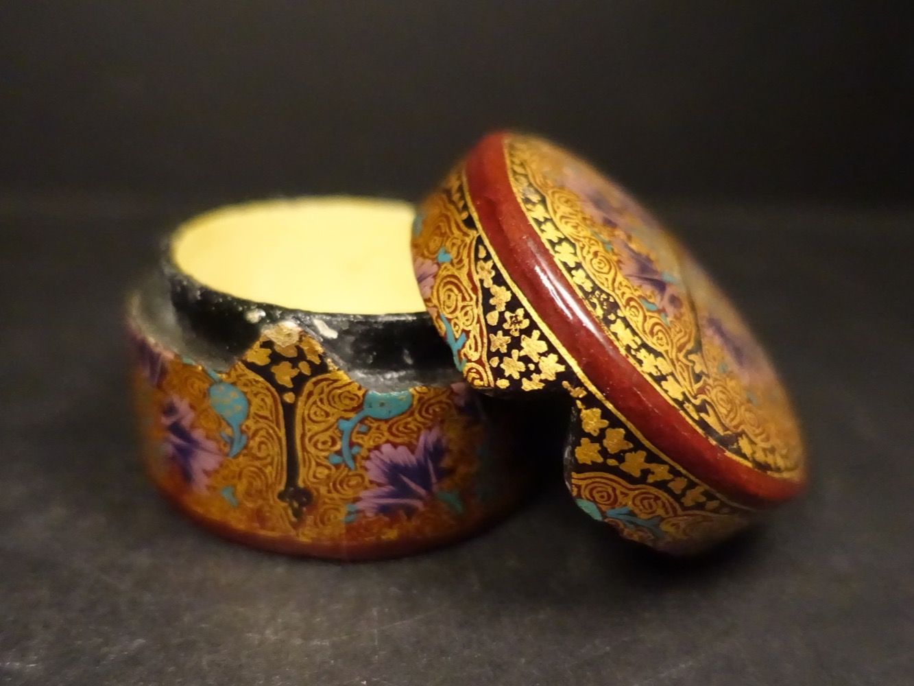 Contenitori & Simili: Indische Dose, handbemalt mit echter Goldfarbe – Usato da Russikon venduto da Eulenfeder 4