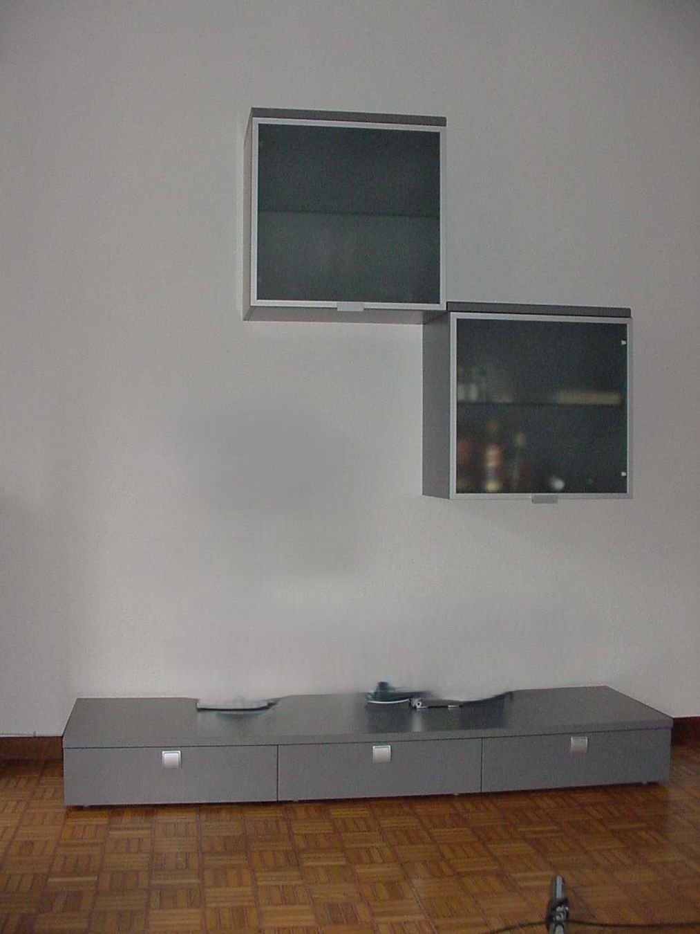 Pfister Mobili TV: Sideboard grau mit 2 Wandwürfeln – Usato da Niederbipp venduto da Rosengart50