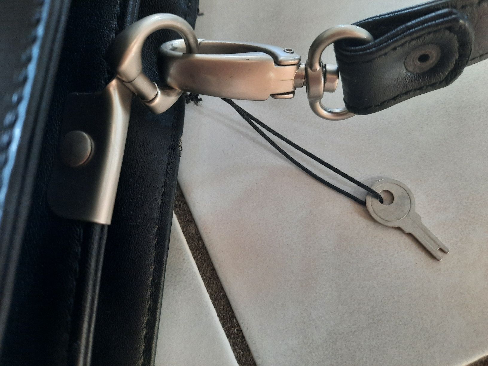 Valigie & Borse: PORTE-DOCUMENTS, en CUIR, Avec LOGO VW – Usato da Le Locle venduto da marylise01 2