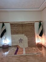 Tapis berbère fait main, pièce unique, style moderne.