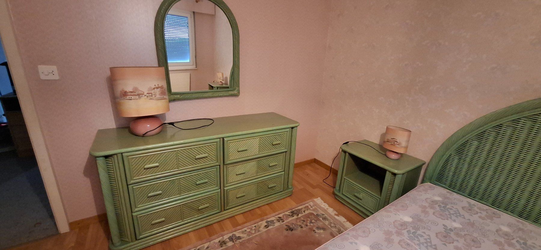 Letti: chambre à coucher ensemble lit commode et table de chevet – Usato da Champagne venduto da Lamar0 3