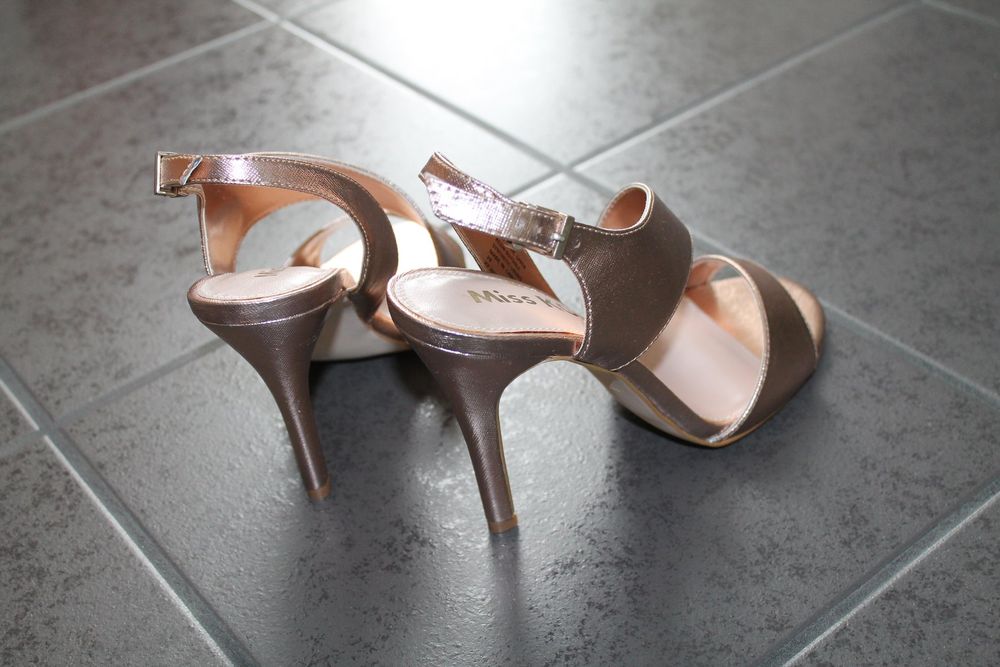 Miss KG Kurt Geiger Sandalen Gr. 39 rose gold NEU Kaufen auf Ricardo
