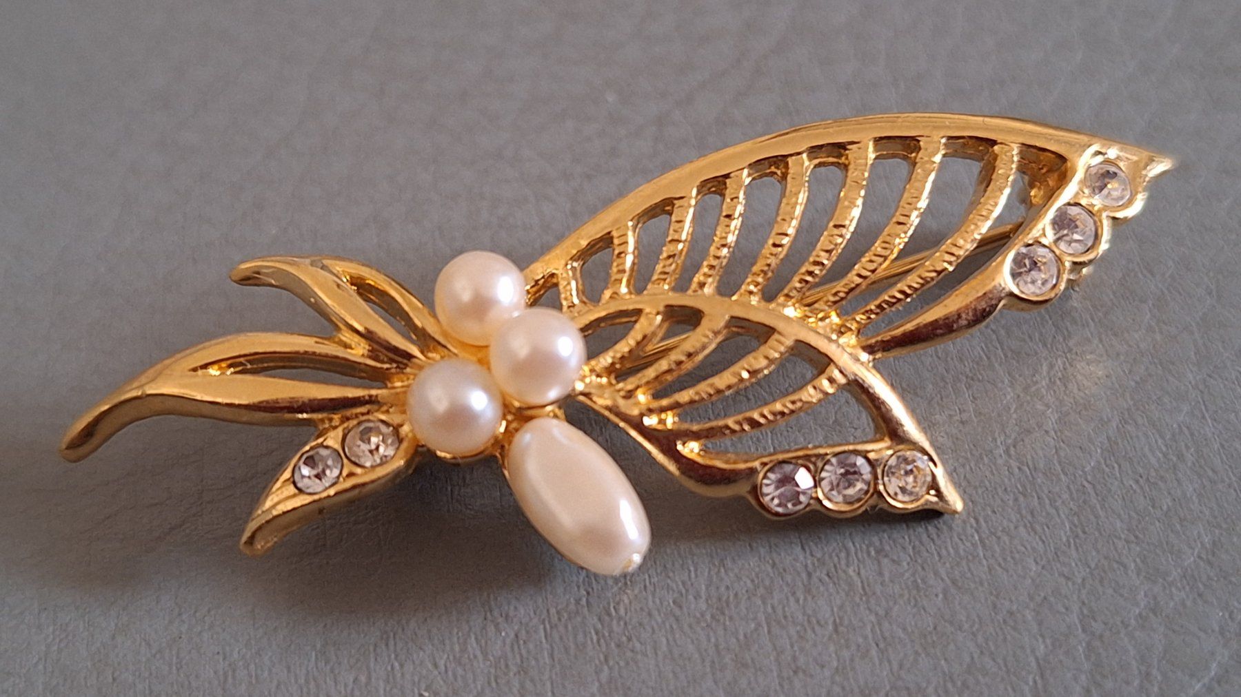 Broschen & Nadeln: hübsche Vintage Modeschmuck Brosche , Strass und Perlen – Gebraucht aus Dornach von majo8689