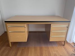 Schreibtisch