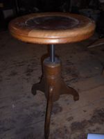 3-Bein Drehhocker mit Ledersitzfläche