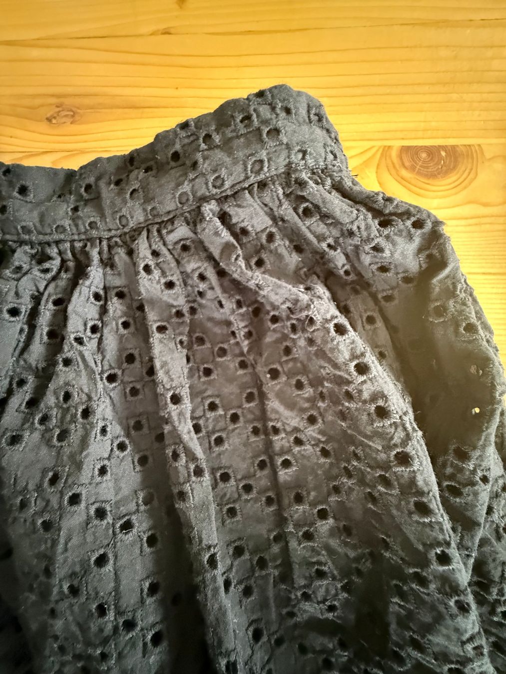 H&M Jupes: schwarzer Minirock Grösse 36 mit Lochstick – D'occasion à Kirchdorf AG par coco123 3