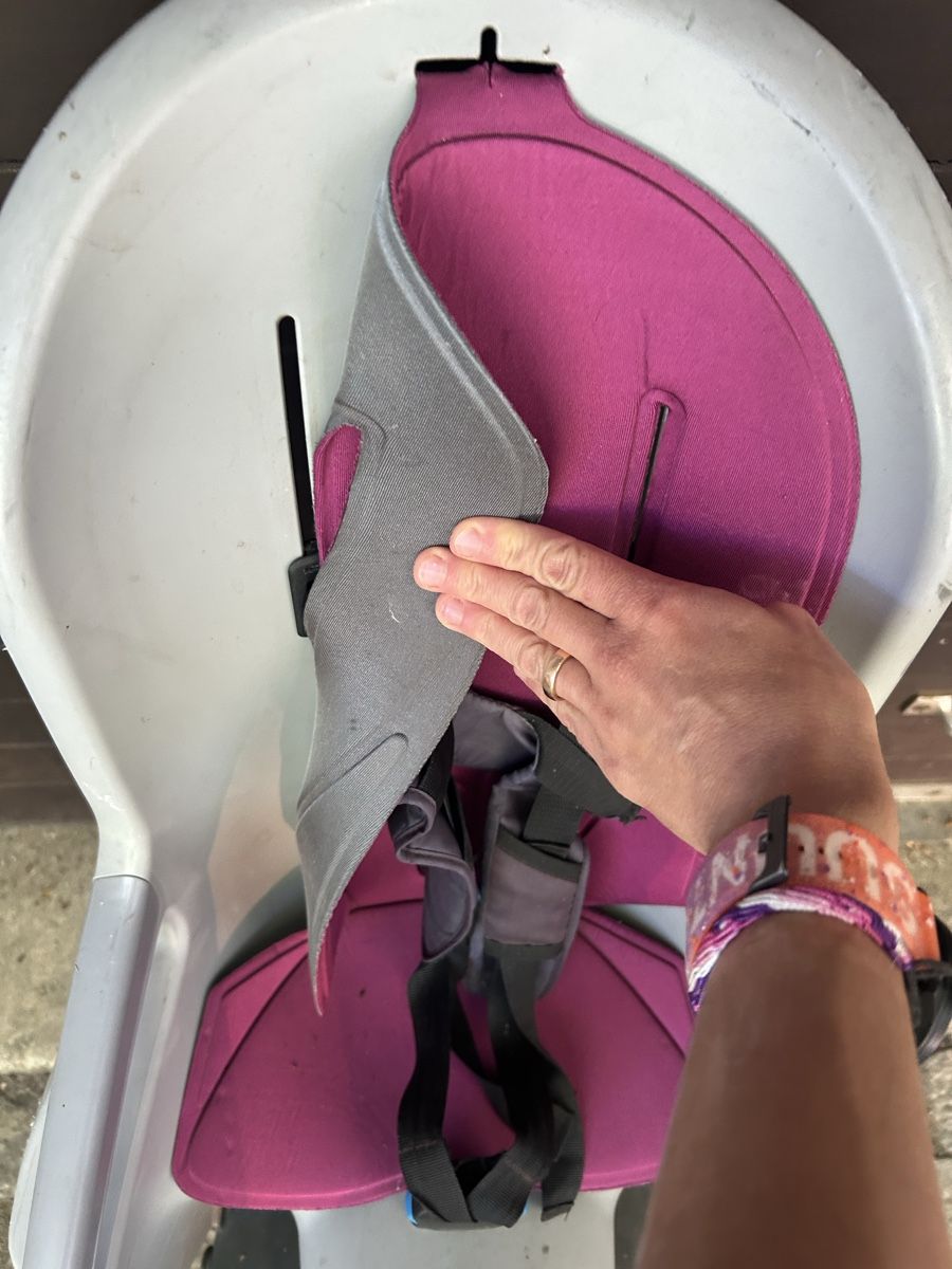Sièges auto: Thule Velositz gebraucht grau/pink oder grau/anthrazit – D'occasion à Kaltbrunn par mdezanet 2