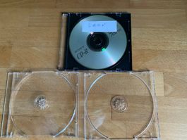 4 LEERE CD-HÜLLEN PLUS 1 CD-HÜLLE MIT UNBENUTZTER CD