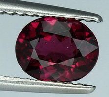 Rhodolith Granat 1,30 ct VS Rot Oval unbehandelt