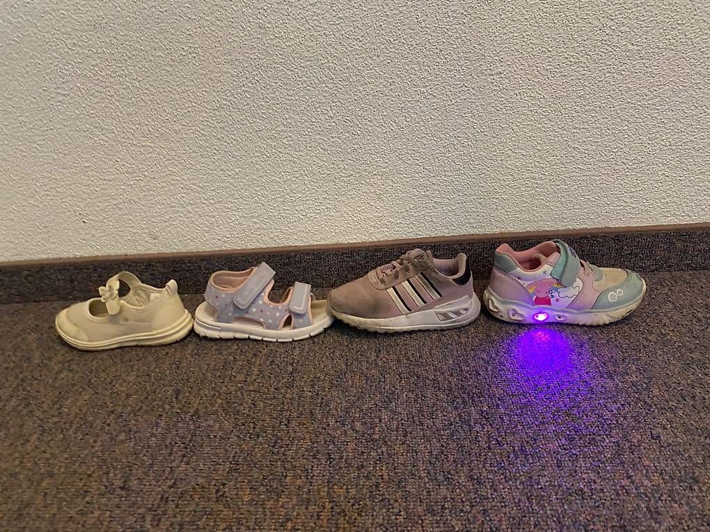 Scarpe per ragazzi: Diverse Marken Schuhe Grösse 23 24 25 – Usato da Allenwinden venduto da guetzli20 4