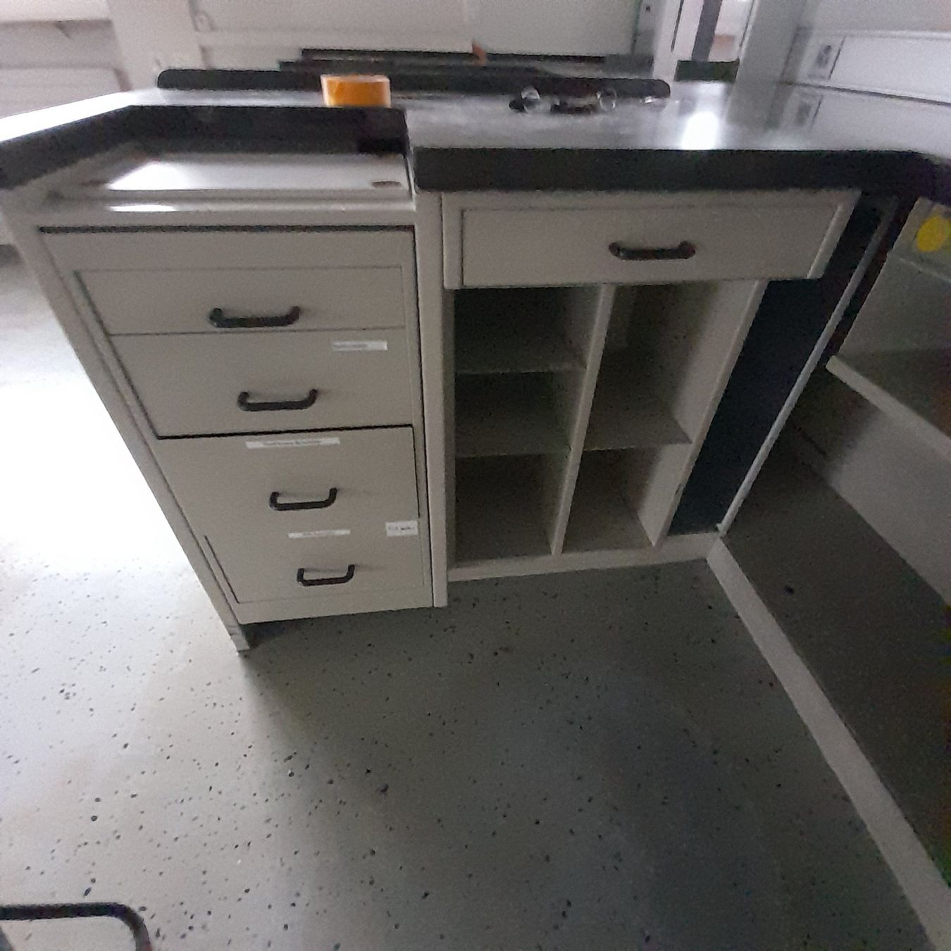 Allestimento di negozi e stand fieristici: Postschalter Bankschalter Polizeiposten Schalterfront Theke – Usato da Orpund venduto da 118302 2