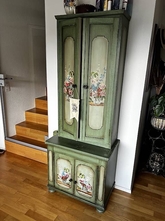 Schränke: Bauernmalerei Vitrine , Garderobe, Schränkli – Gebraucht aus Stallikon von dragonlady113 2