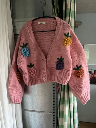 Süsse Strickjacke in Rosa mit Früchte Applikationen