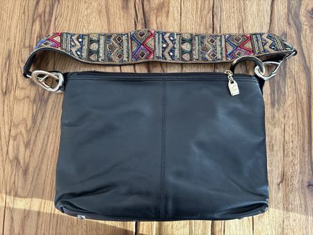 Sac à main noir en cuir véritable avec bandoulière brodée