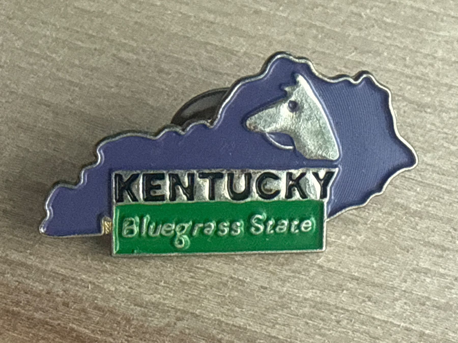 Plaketten & Abzeichen: Pin Kentucky Bluegrass State – Gebraucht aus Glattbrugg von Schweigmatt