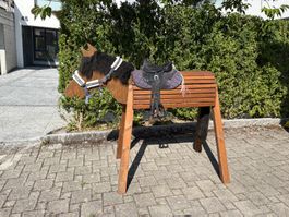 Holzpferd mit Sattel