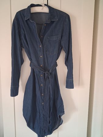 Jeanskleid mit Gürtel