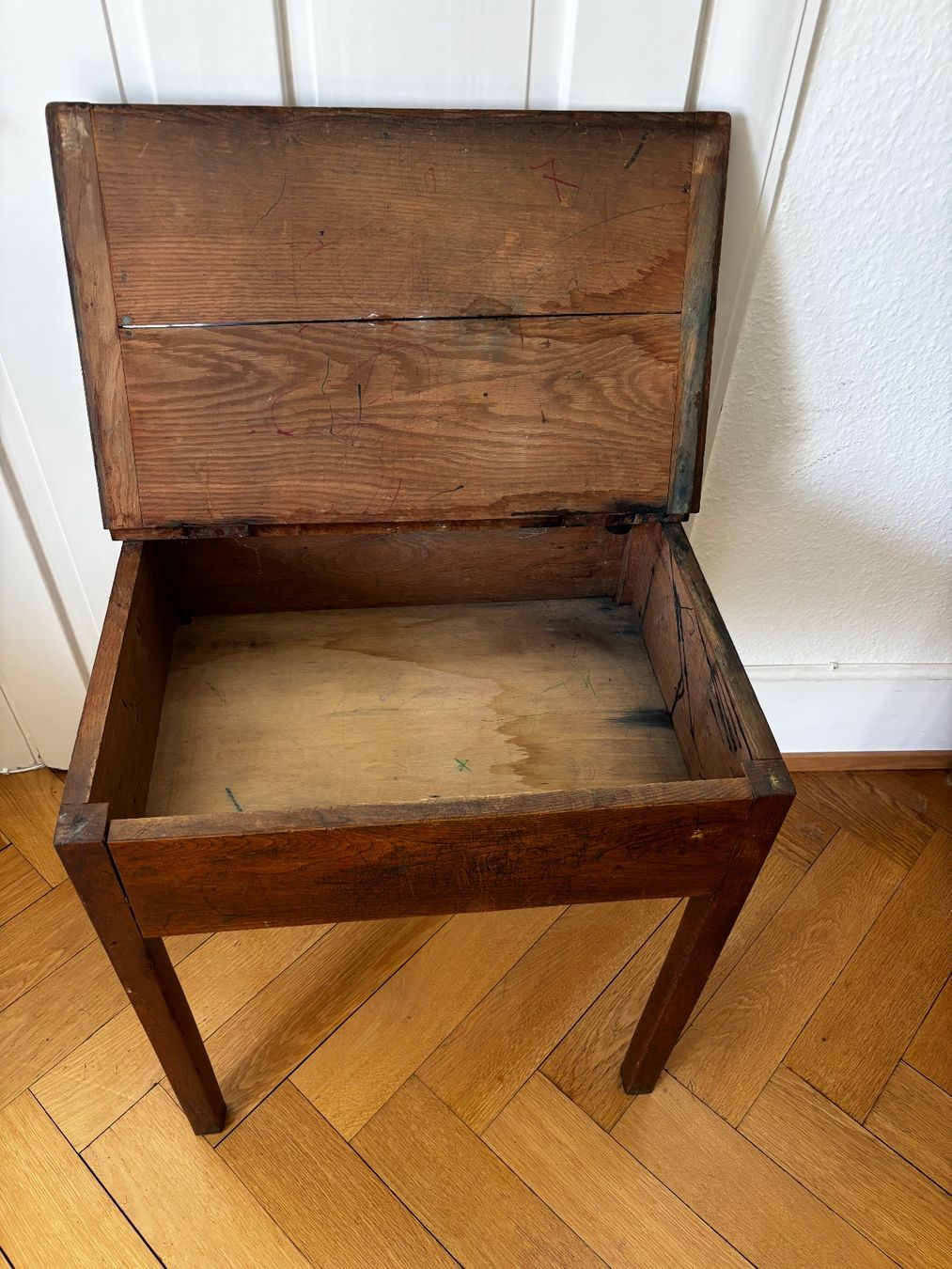 Schreibtische: Antiker Kinderpult aus Holz – Gebraucht aus Basel von melawuerth 2