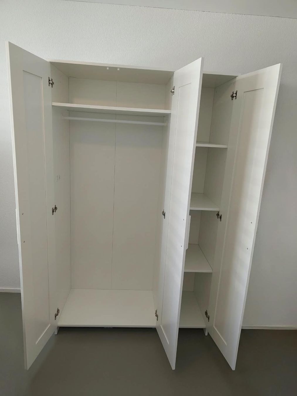 Ikea Porte manteau: IKEA BRIMNES Kleiderschrank – D'occasion à Zürich par cla_hz6t 1