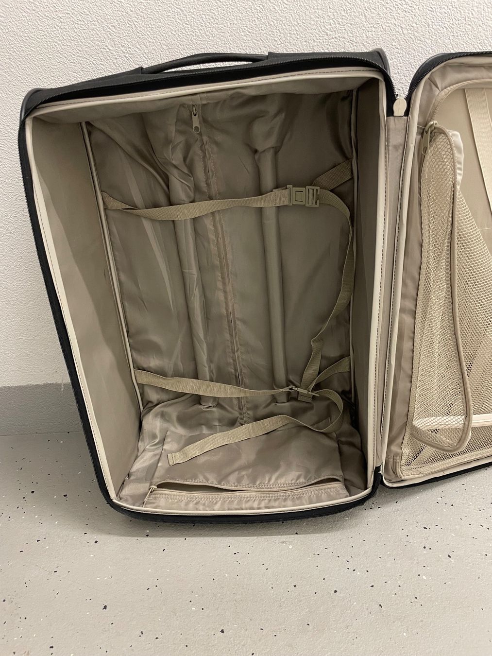 Reisekoffer: Schwarzer Reise-Koffer – Gebraucht aus Cham von 2eye 3
