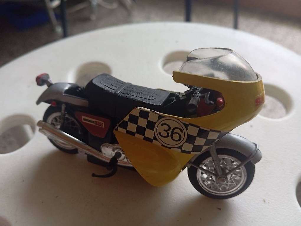 Suzuki Modellini d'auto: Motorrad Suzuki – Usato da Basel venduto da Petergunn