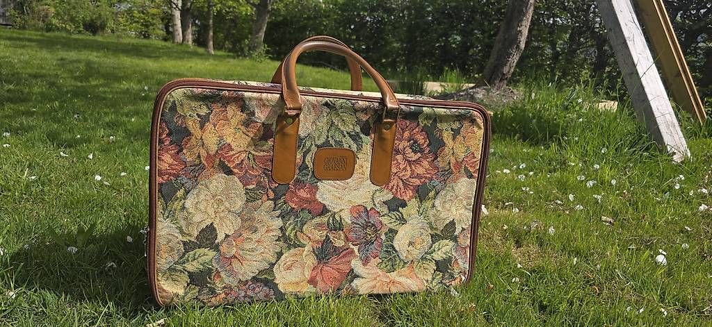 Valigie: Schöner antiker Koffer mit Blumenmuster – Usato da Lichtensteig venduto da isa_76mj