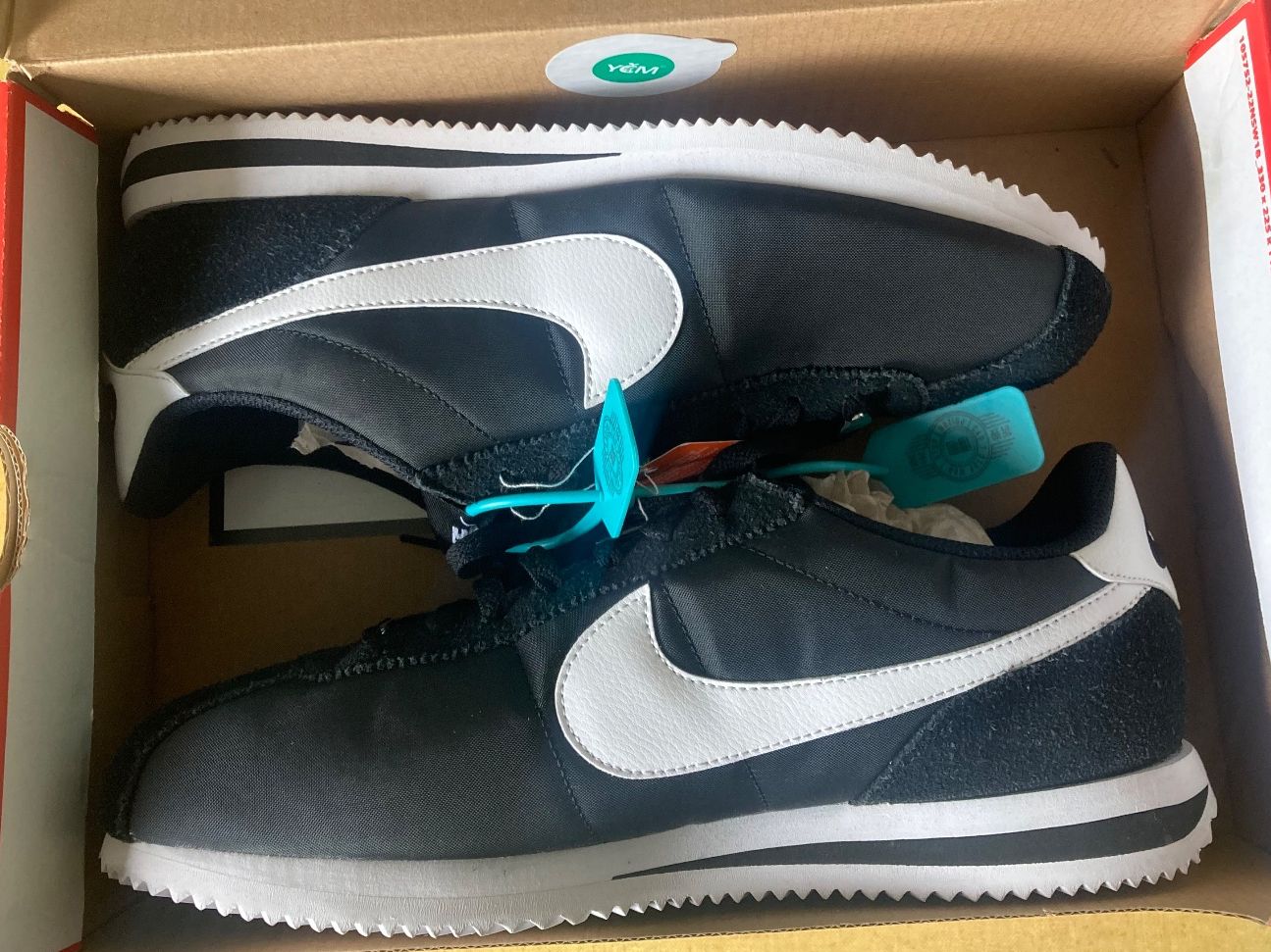 Nike Scarpe da uomo: Nike Cortez Basic Premium, Schwarz/Weiss, Neu, Grösse 45 – Nuovo e nell'imballaggio originale da Zürich venduto da Brauer