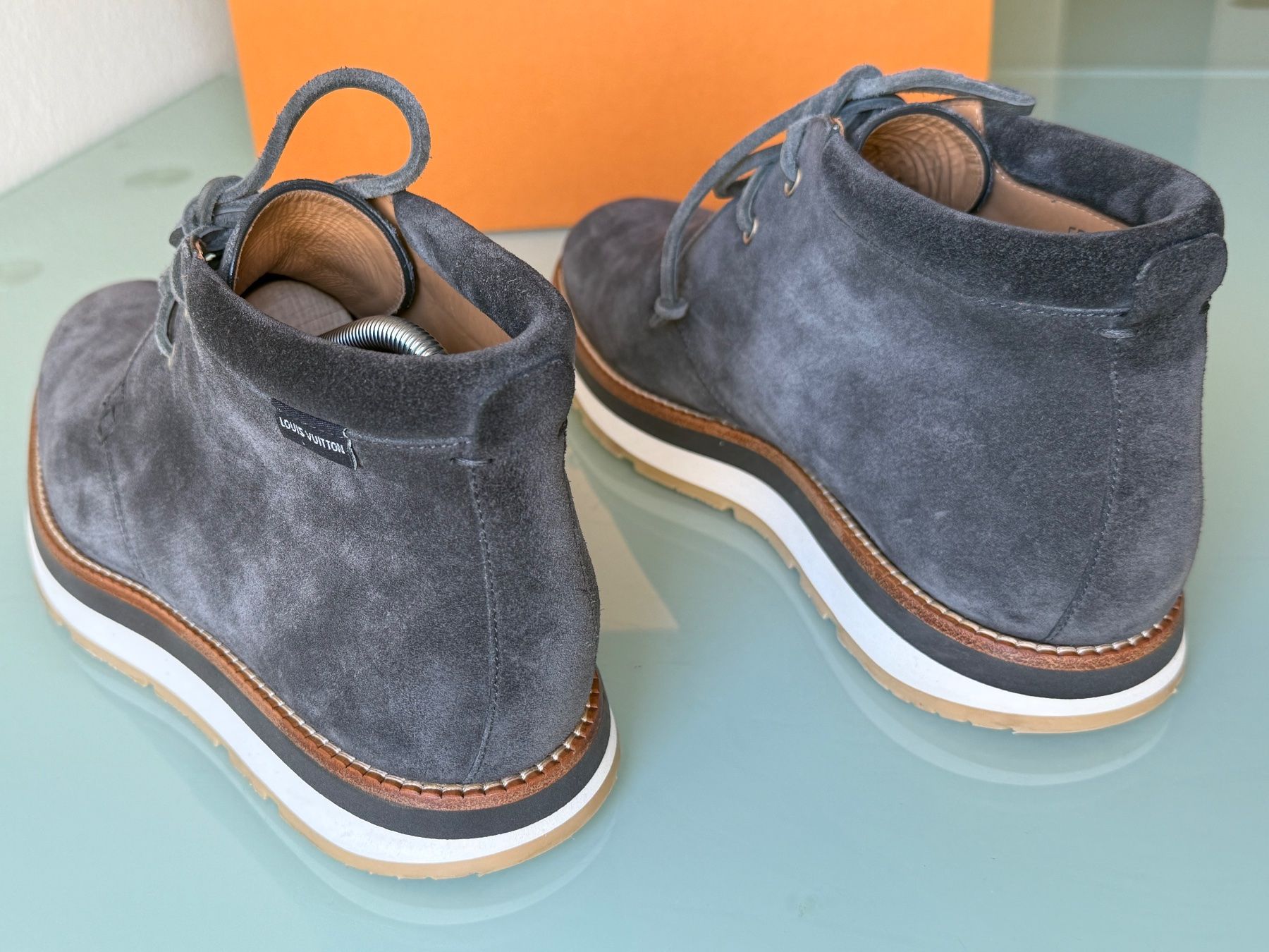Louis Vuitton Herrenschuhe: LOUIS VUITTON Chukka Wingtip GrauWildleder Stiefel Boot 43.5 – Gebraucht aus Kreuzlingen von kruezbiz 3