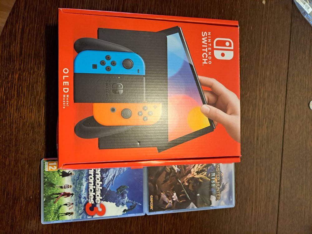 Nintendo Switch OLED Konsole mit Garantie & 2 Spiele Kaufen auf Ricardo
