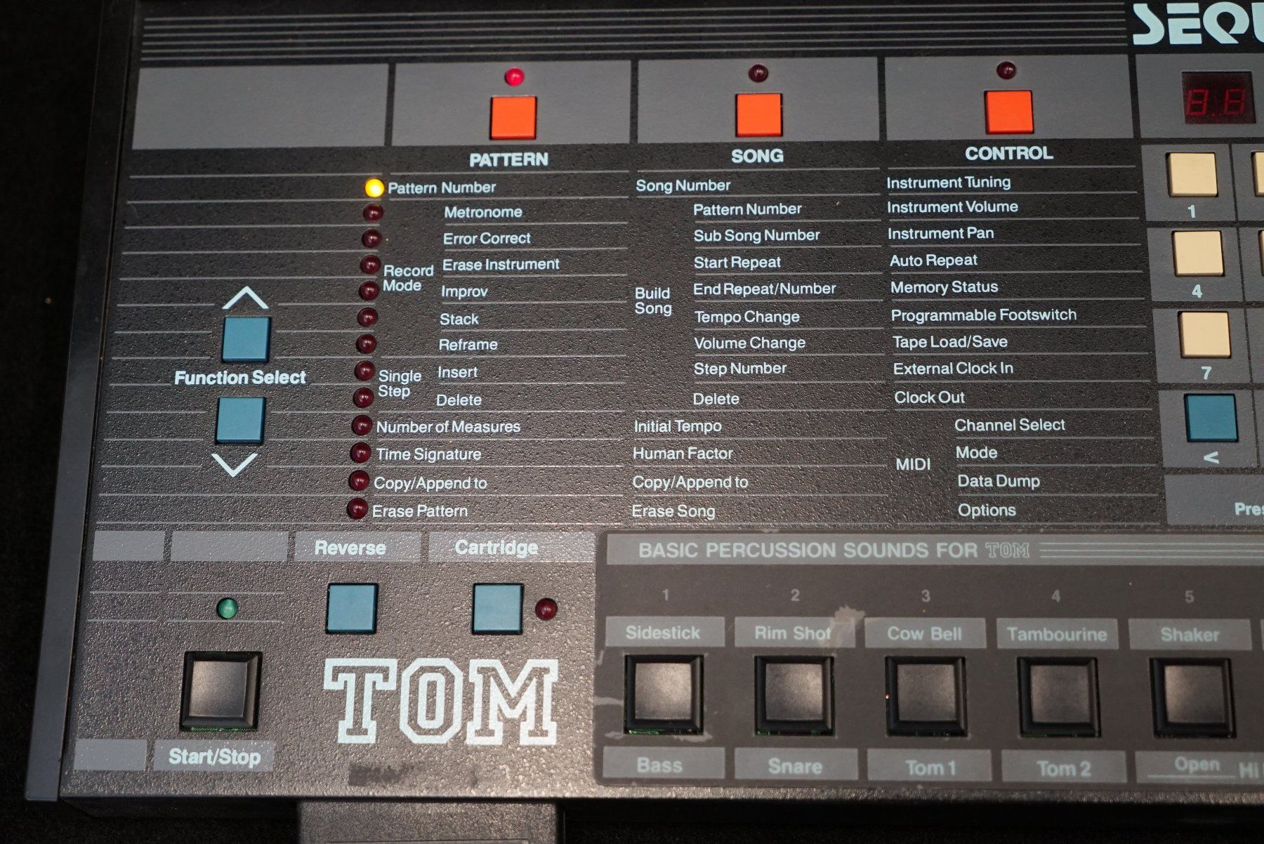 Sequential Strumenti musicali: Sequential TOM Model 420 Drum Machine mit Netzteil 2 Cards – Usato da Ortschwaben venduto da Musictrade 1