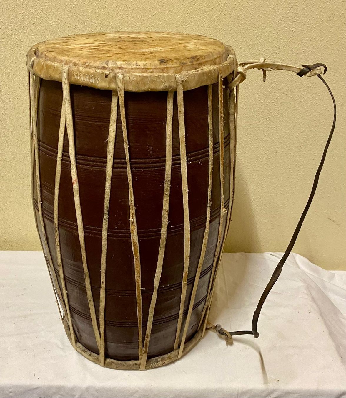 Strumenti musicali: Trommel Dholak, Handarbeit, ca. 48 cm hoch – Usato da Krauchthal venduto da SamsPuce