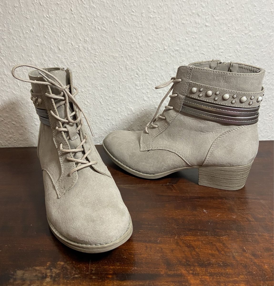 Graceland Scarpe da donna: Stiefeletten Boots mit Perlennieten Gr. 38 hellgrau – Usato da Fislisbach venduto da KolibriSecondhand