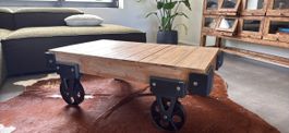 Couchtisch im Industrial-Look