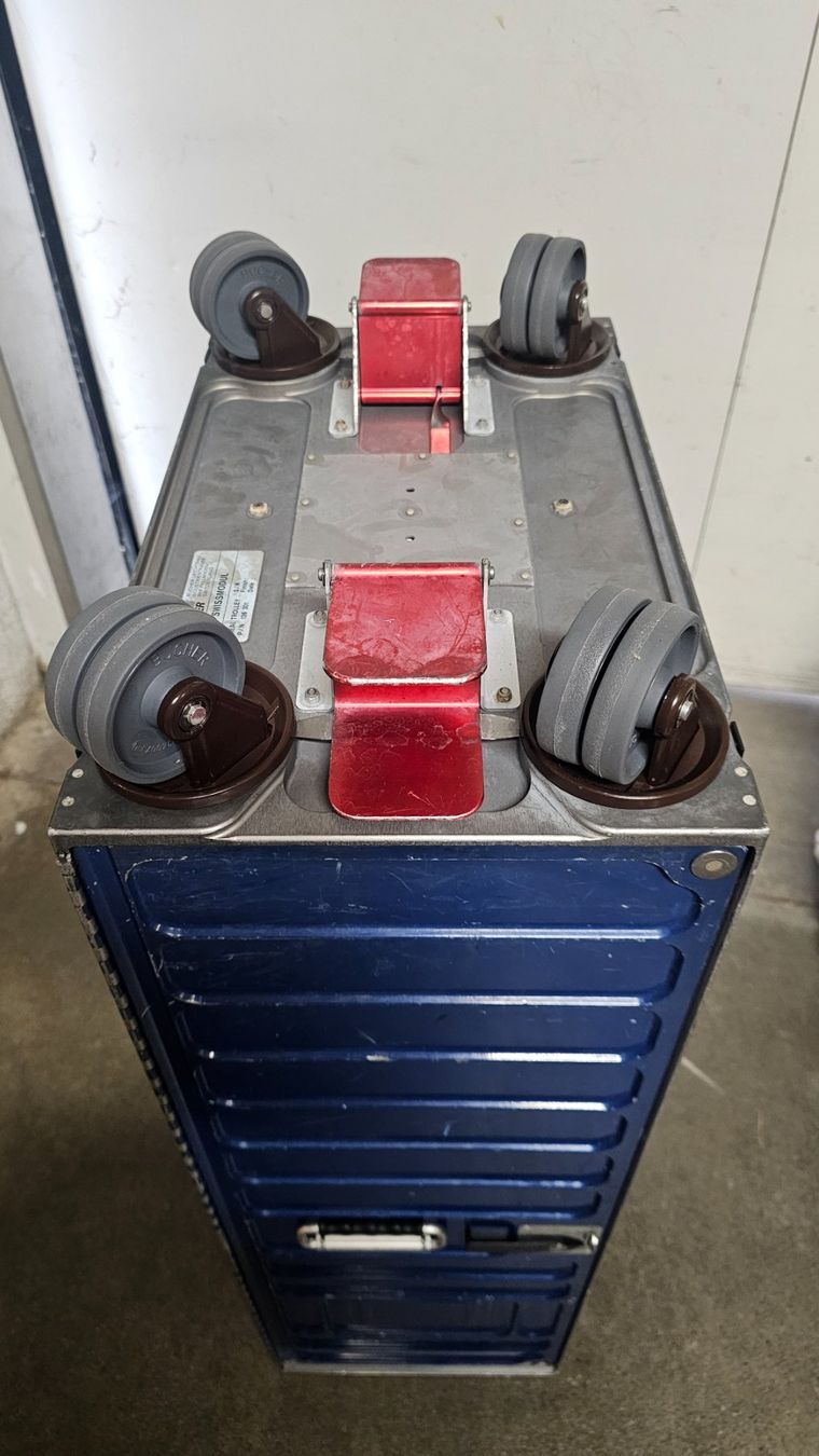 Altro in Aeronautica: Crossair Flugzeugtrolley 3/4 Size – Usato da Glattfelden venduto da hbct 2