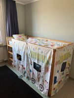Kinderbett mit Vorhängen gut erhalten (IKEA Kura)