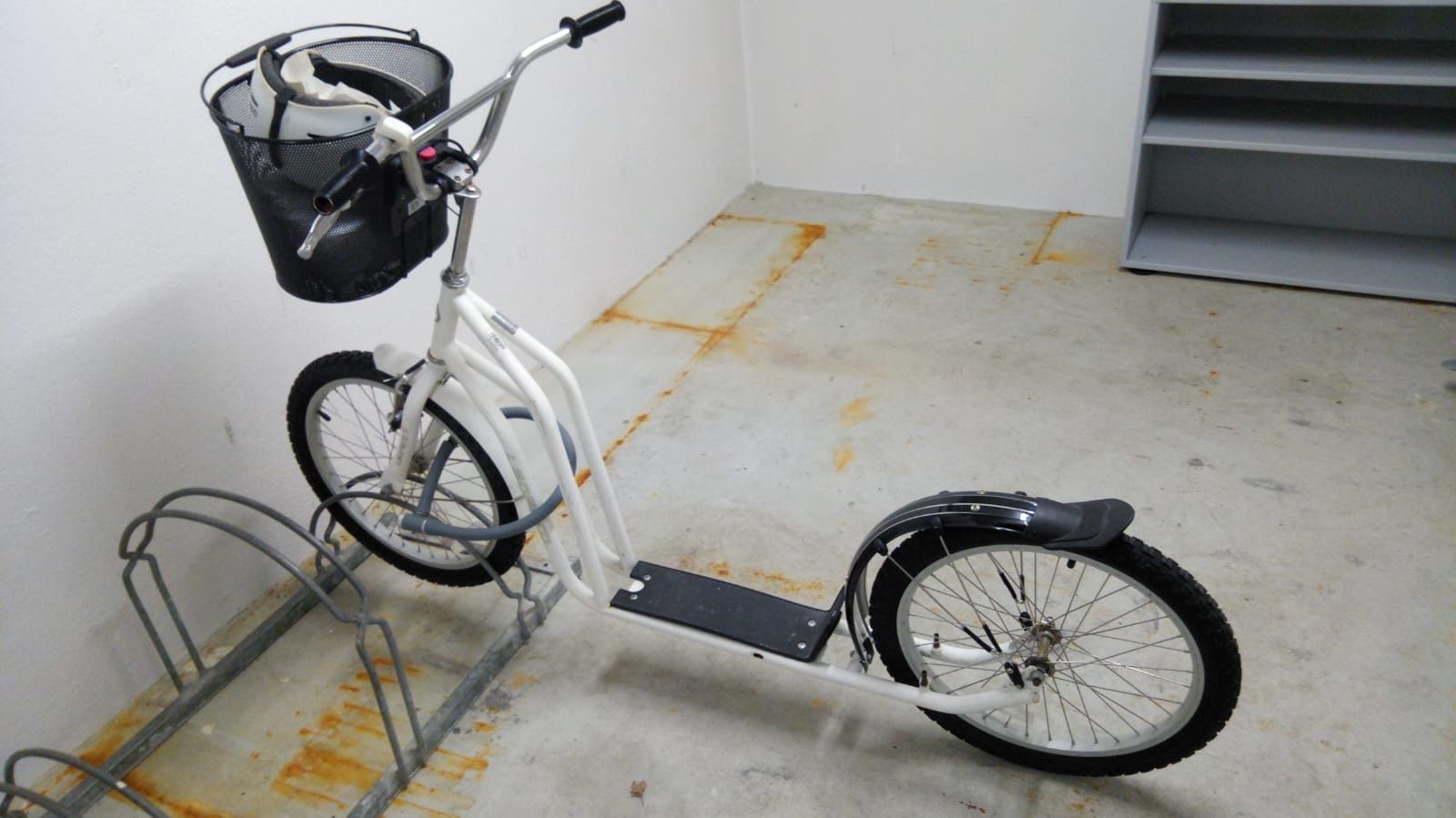 Velos: Trotinette, Tretroller Nostalgie mit Korb – Gebraucht aus Saas-Fee von Via2025